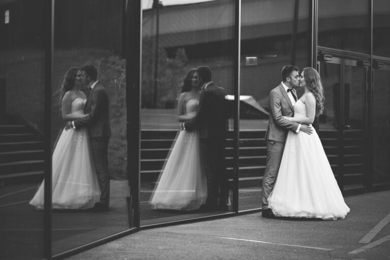 Plenerowa sesja ślubna – w dniu wesela czy w innym terminie? Sprawdź, co wybrać!