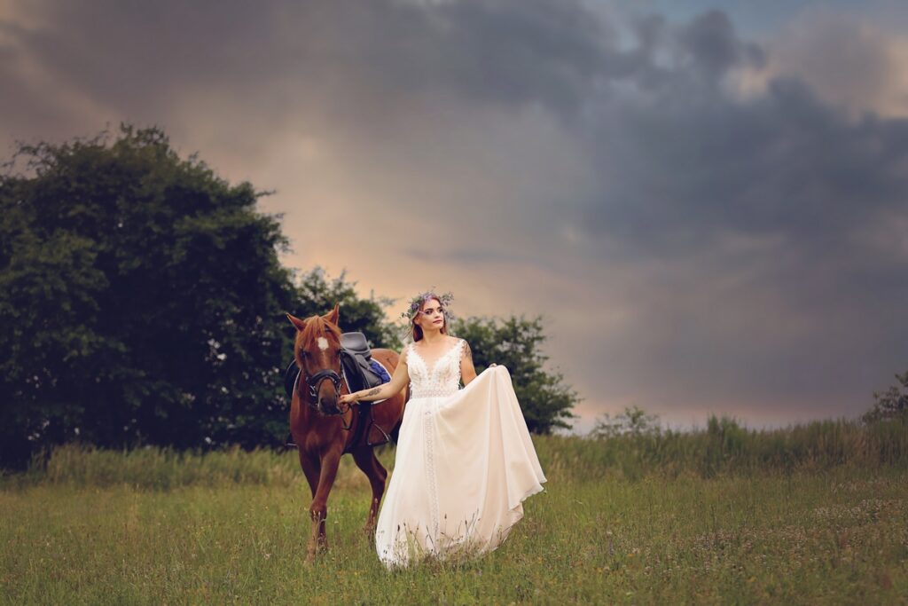 Plener ślubny z końmi. Czy warto? Jak się przygotować do sesji ślubnej z koniem. Co trzeba wiedzieć?