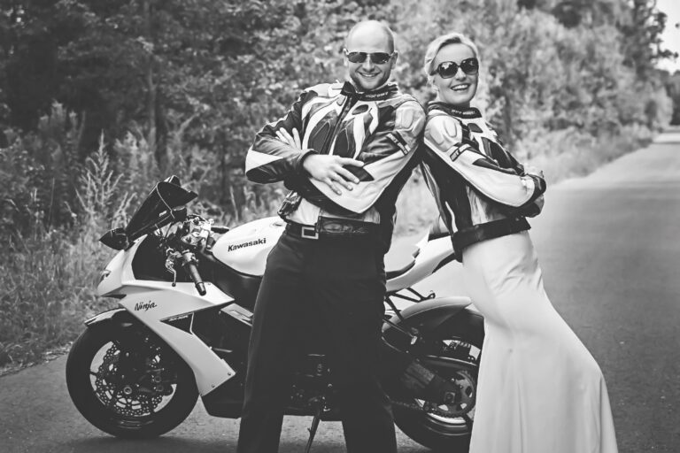 Sesja ślubna na motorze – jak zaplanować wyjątkowe zdjęcia z charakterem?